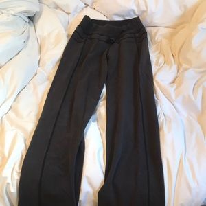 Black lululemon yoga pants